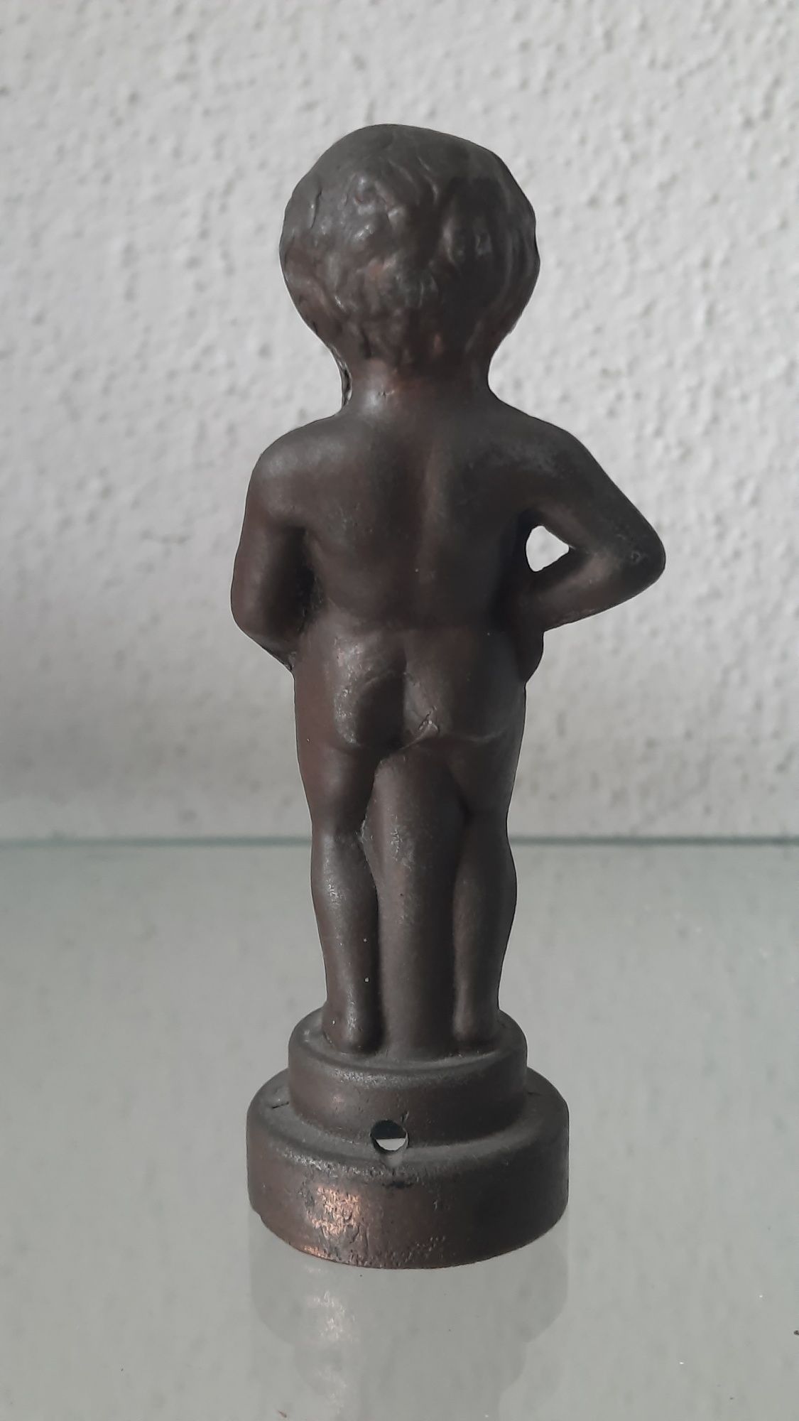 Figura antiga de criança em metal talvez bronze