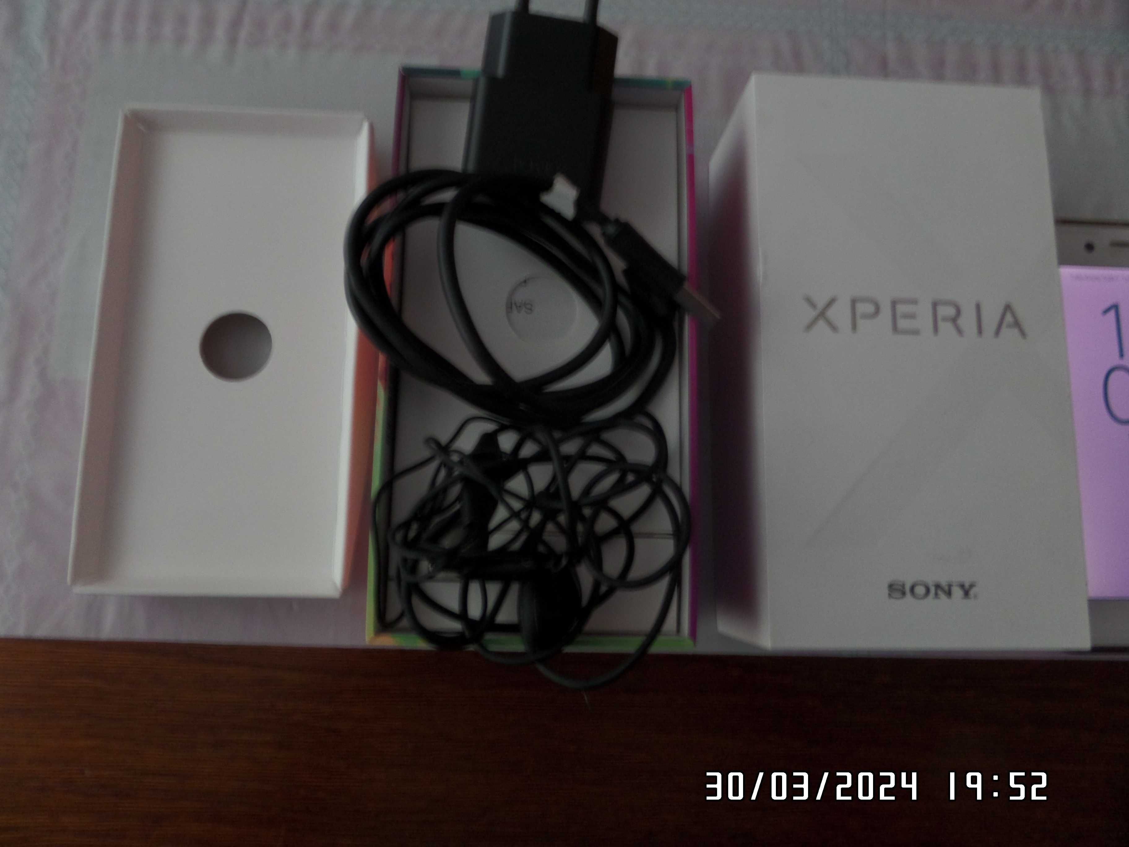 telefon komórkowy Sony Xperia X F521 biały