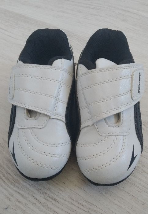 Buty sportowe, rozmiar 22