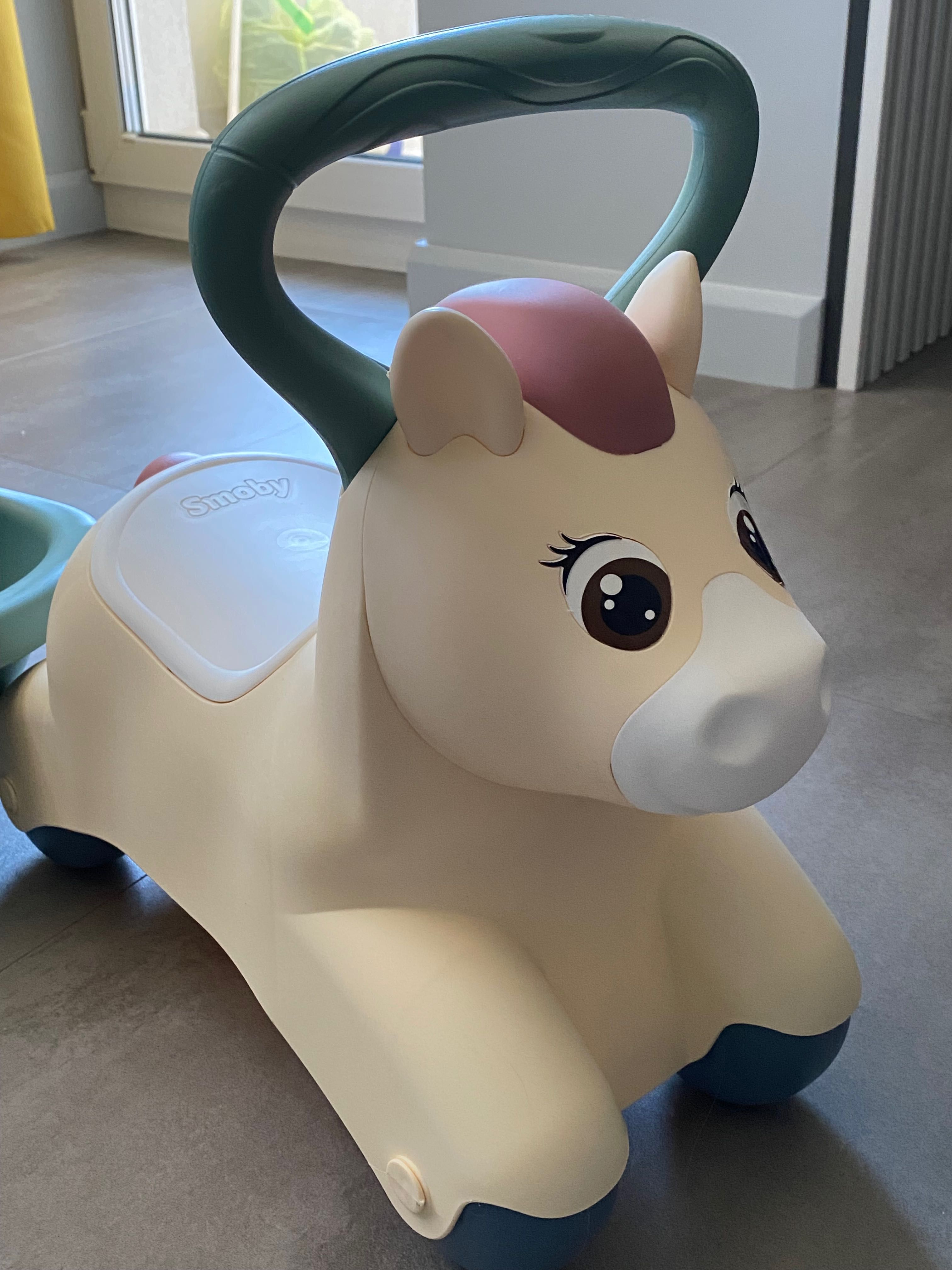 Jeździk konik z przyczepką Smoby