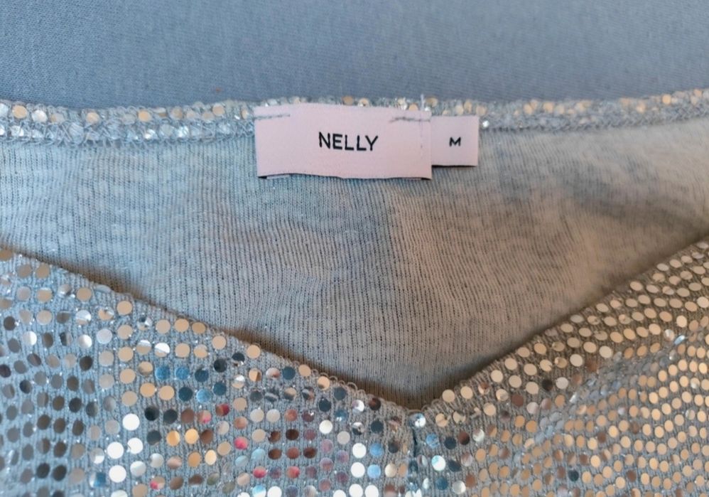 Nelly, cekinowy top w kształcie serca