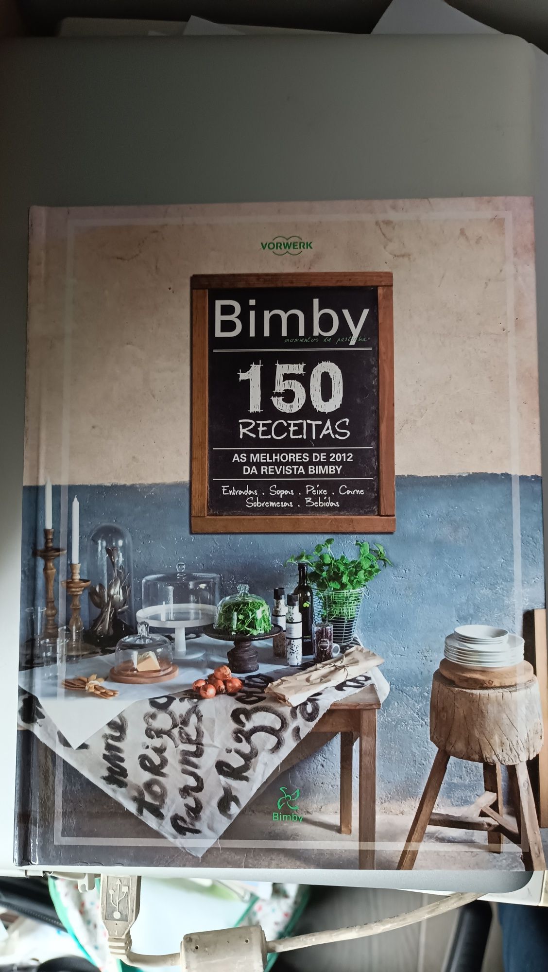 Livros e Espátula Bimby verde