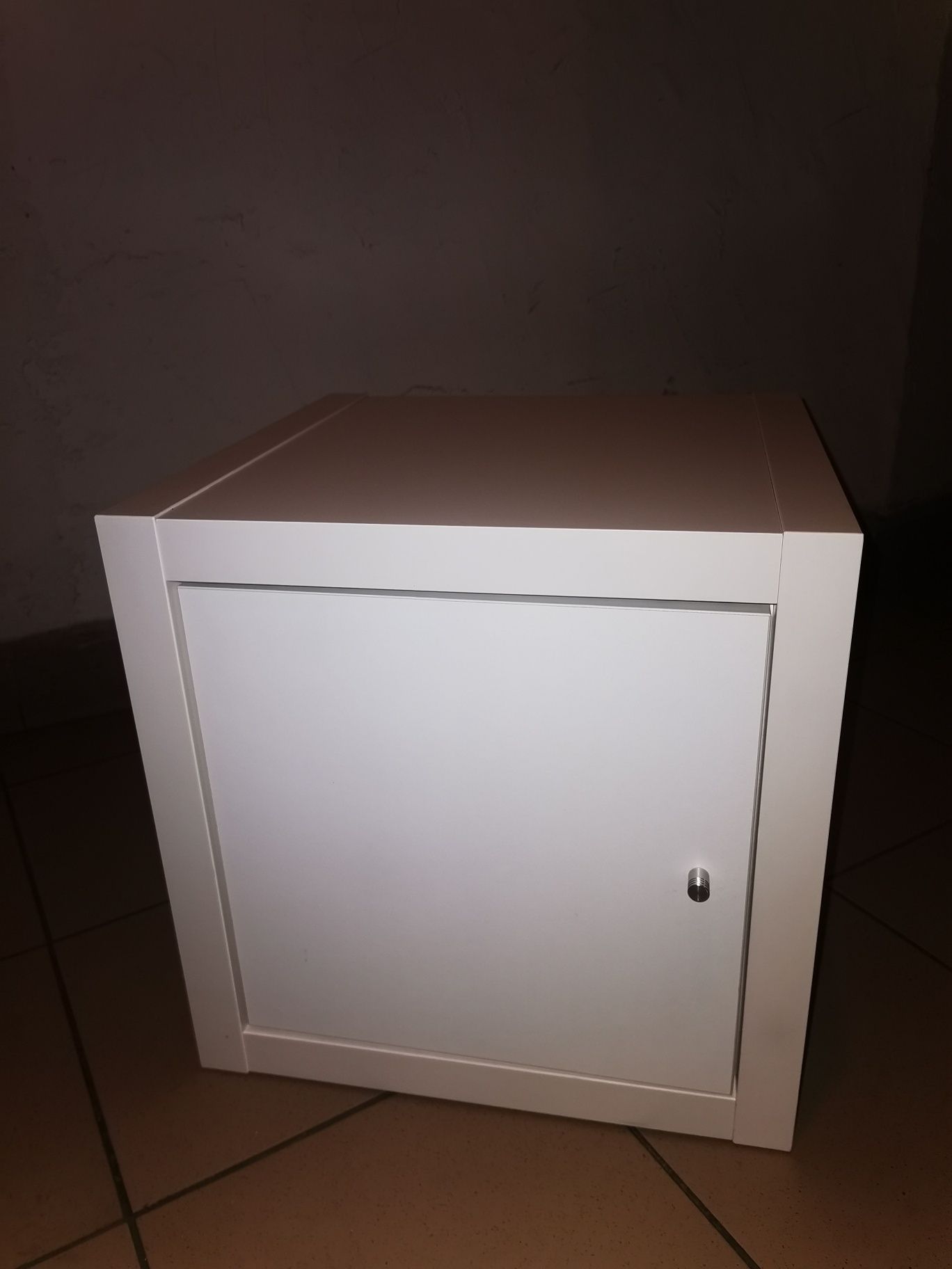Biała szafka nocna zamykana 40 x 42 x 41 cm super stan