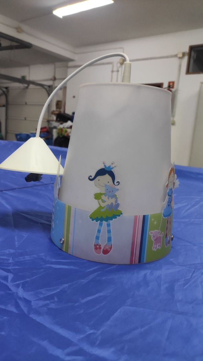 Colcha de cama de criança mais resguardo e candeeiro de tecto