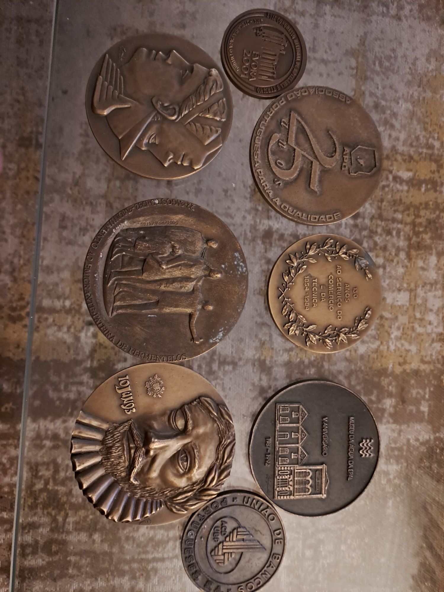 Várias medalhas comemorativas