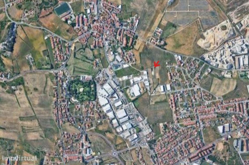 Terreno nas traseiras da Legrand em Abóboda