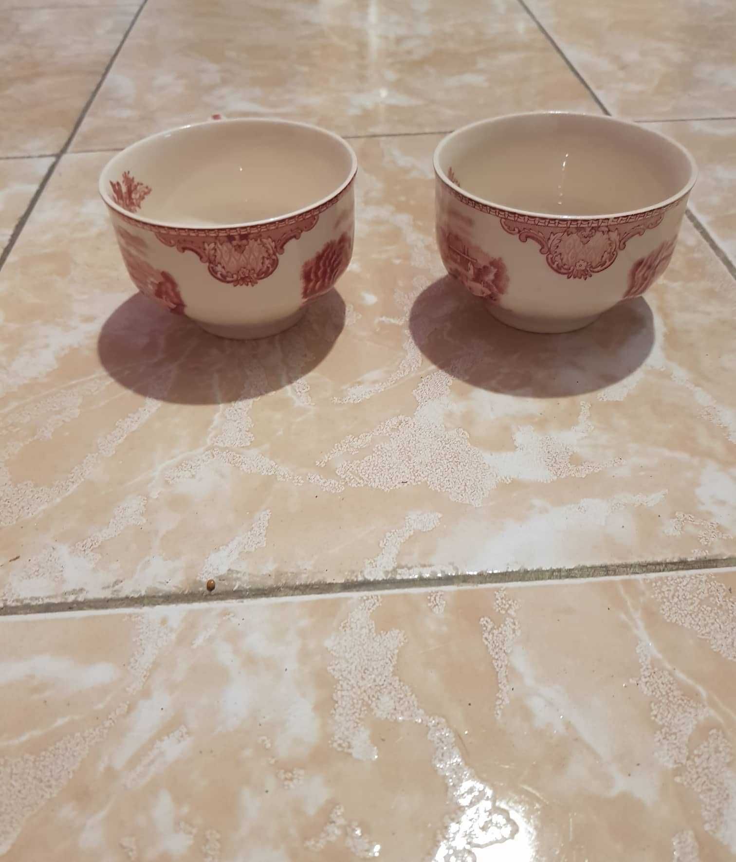 2 chávenas de porcelana inglesa pintada á mão