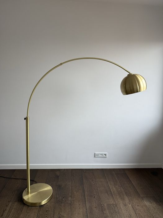 Złota lampa stojąca łukowa