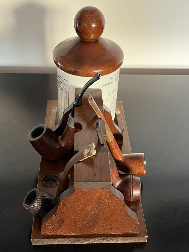 Suporte antigo em madeira com 2 cachimbos e frasco para tabaco
