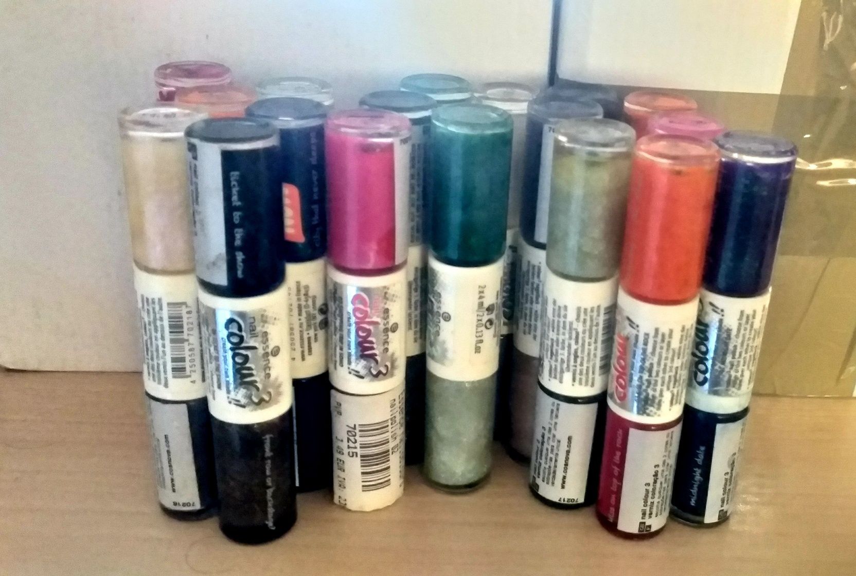 Lote de 18 Vernizes para unhas da marca Essence Nail Color 3 Novos