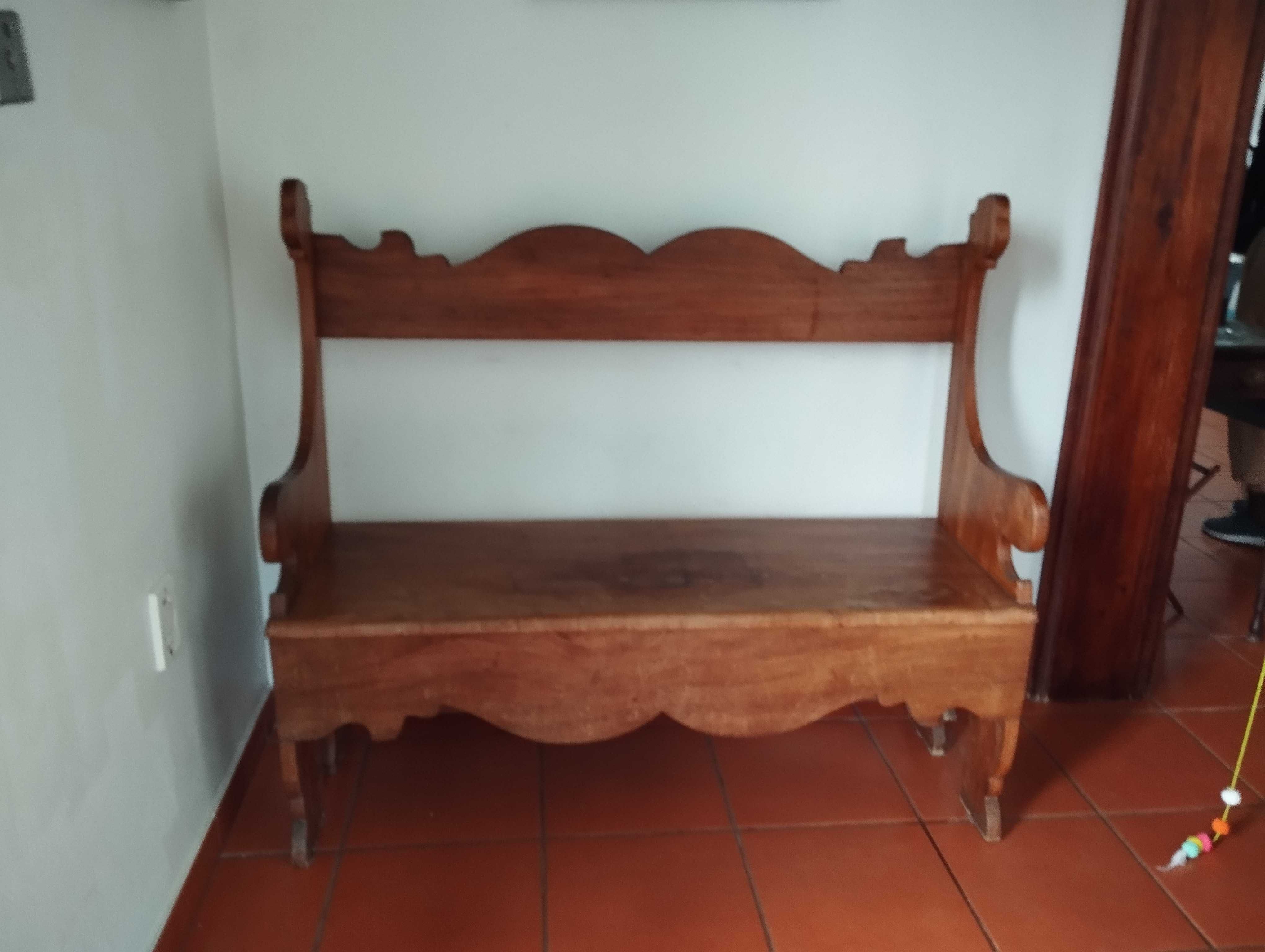 Banco antigo em madeira de acácia