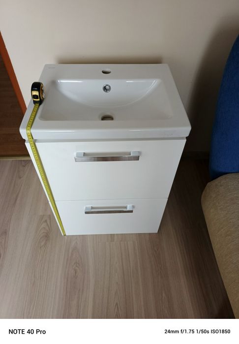 Szafka wisząca do łazienki wraz z umywalką.