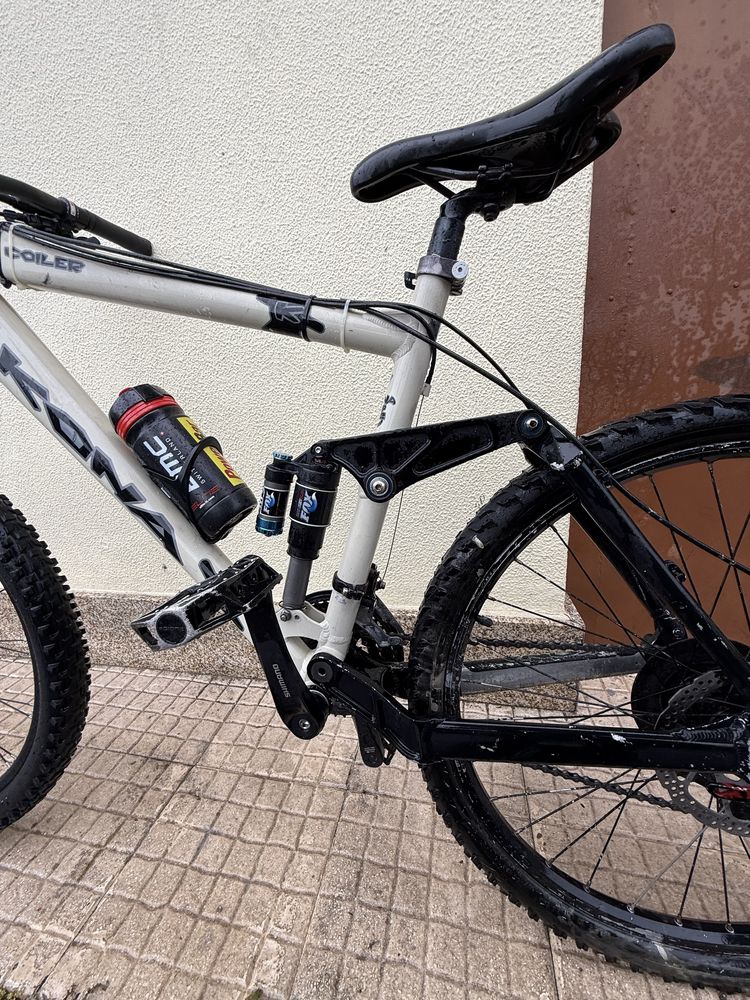 Bicicleta Kona suspensão total