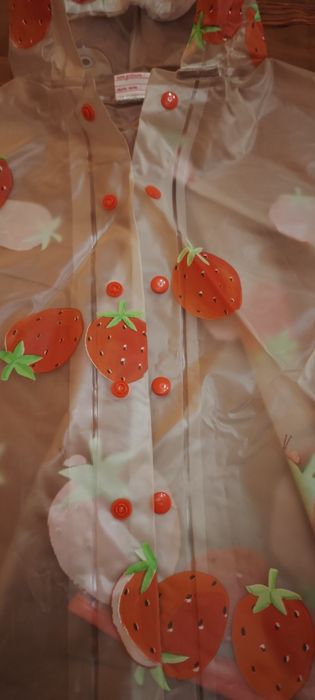 Capa da chuva transparente com morangos