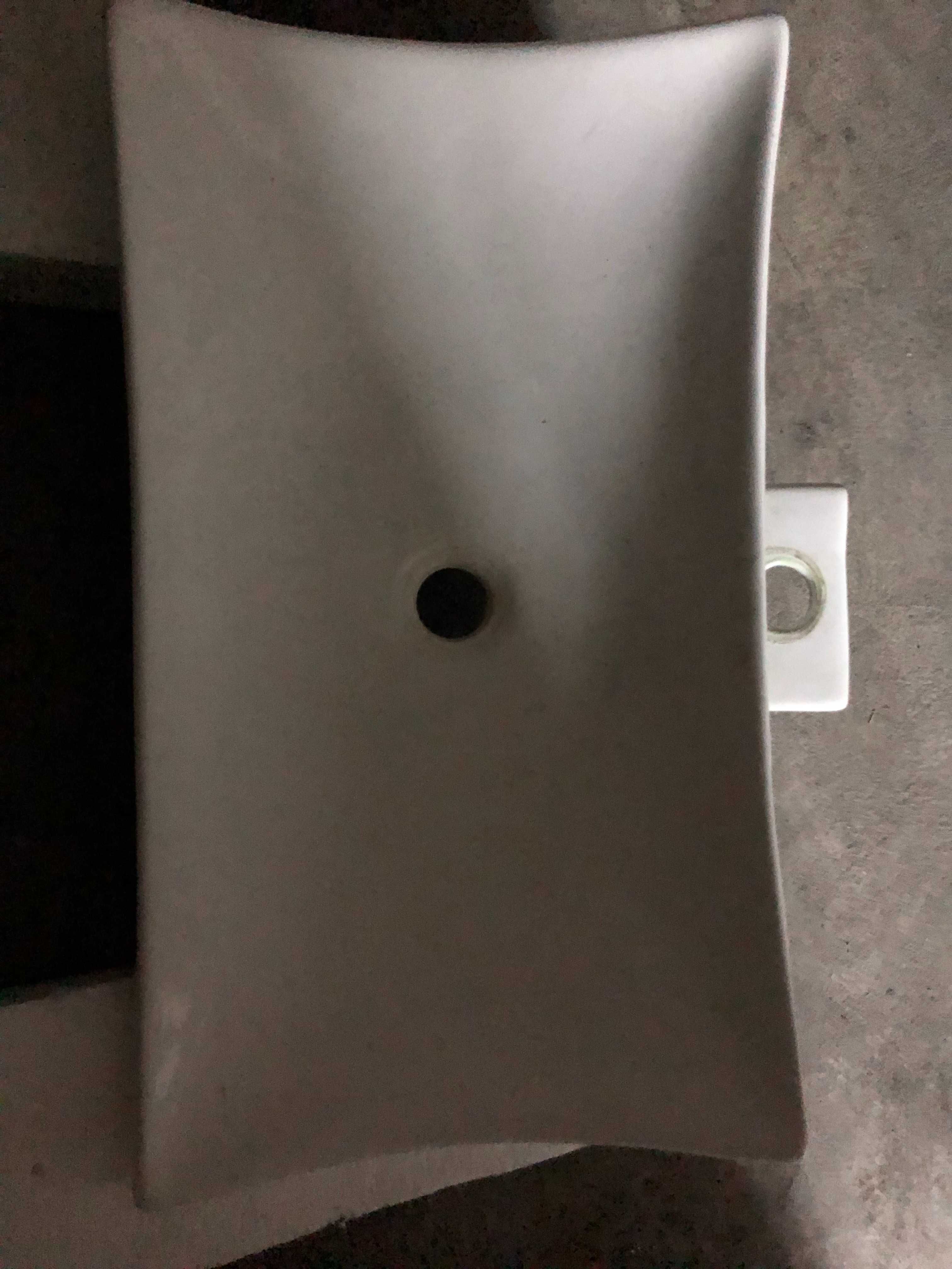 lavatório e torneira de casa de banho