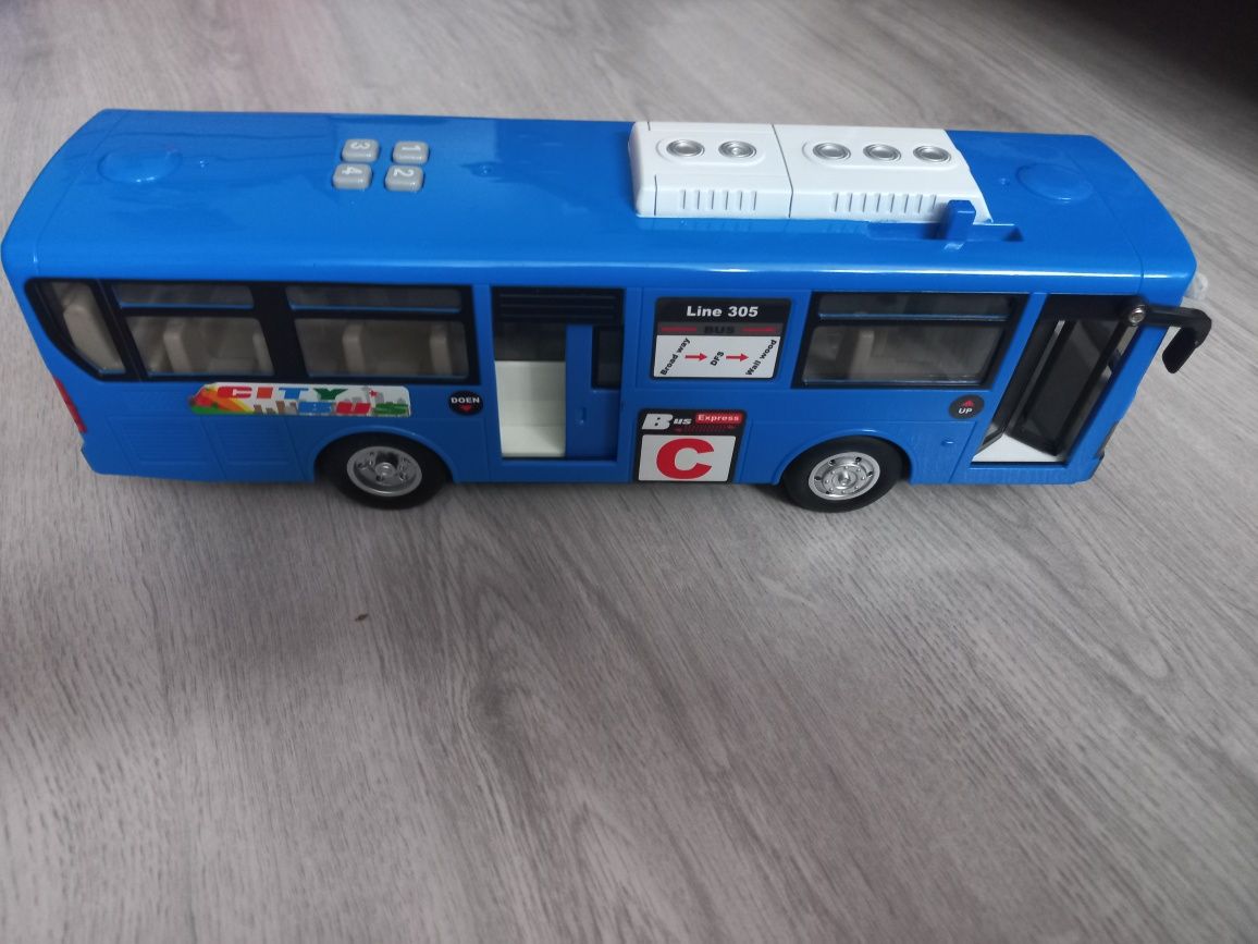 Autobus z otwieranymi drzwiami bus