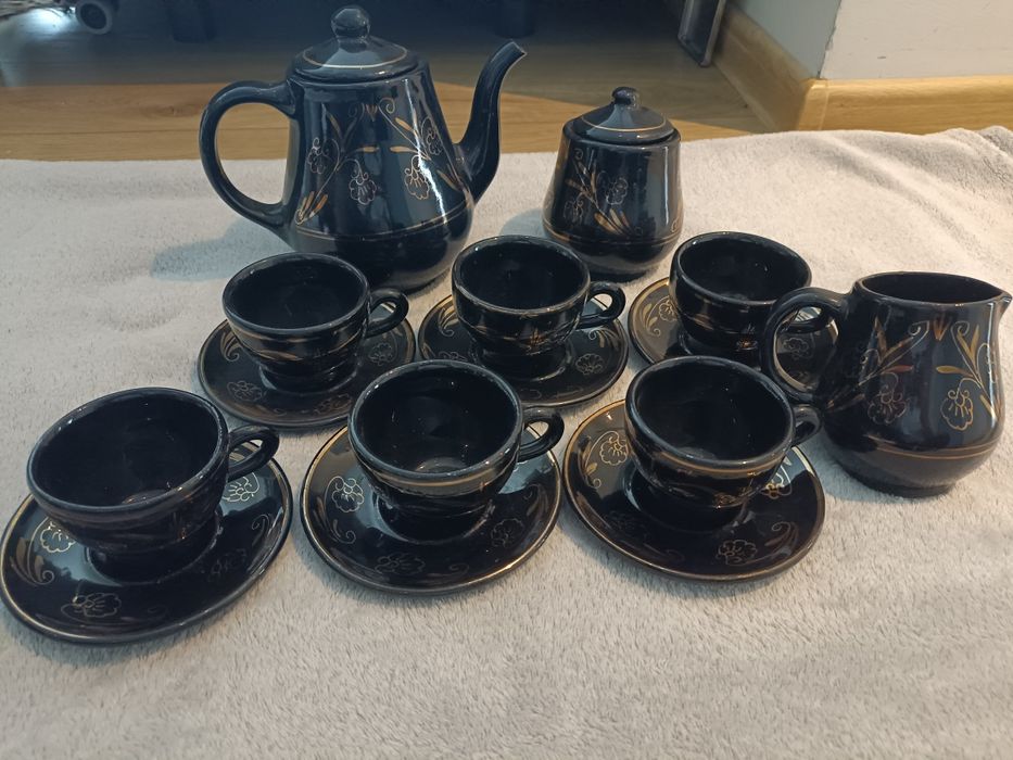 Elegancki czarny serwis kawowy