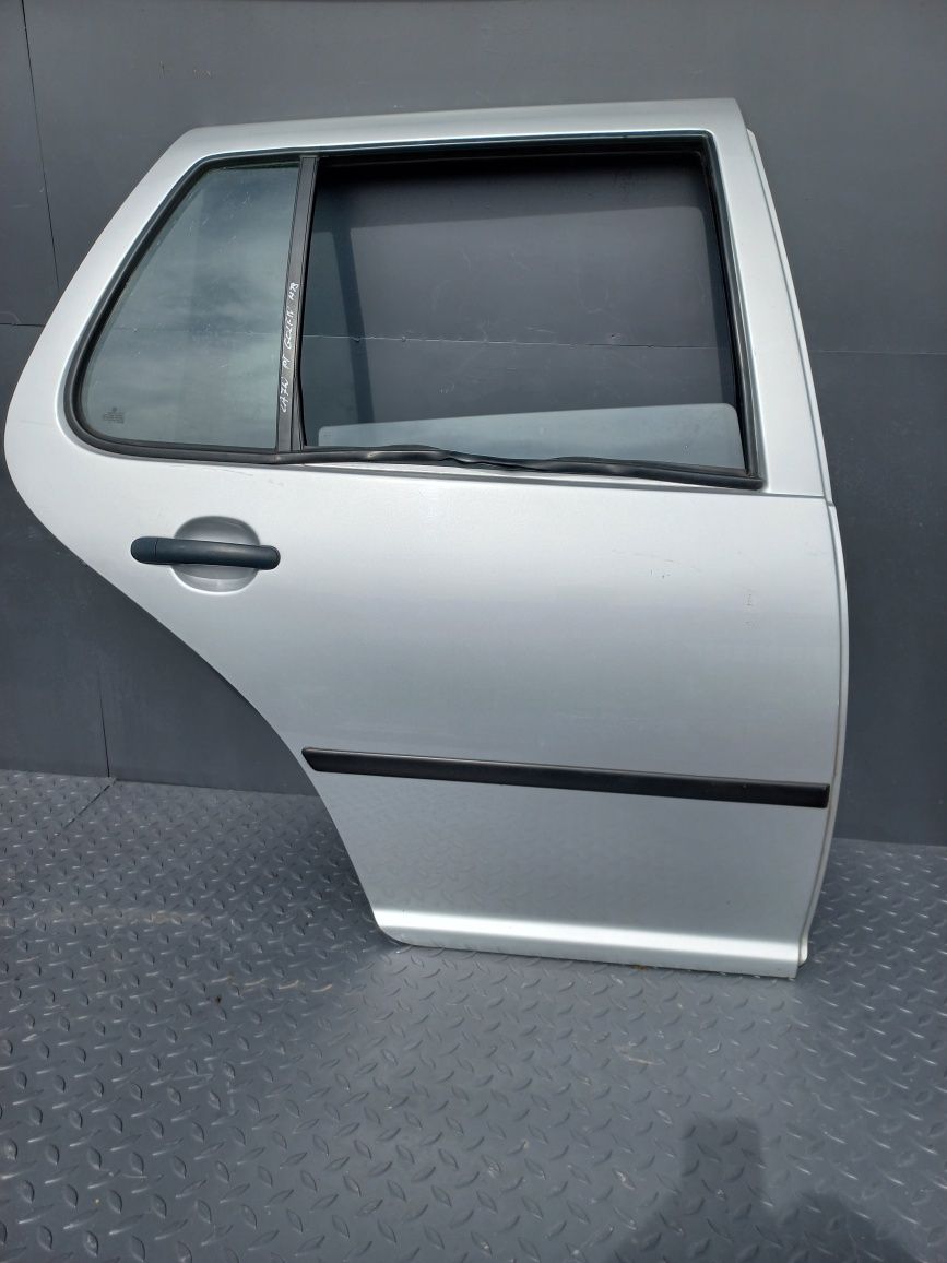 VW Golf IV drzwi prawe tył prawy tył kolor LA7W