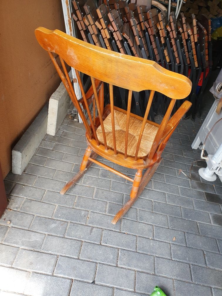 Fotel drewniany bujany