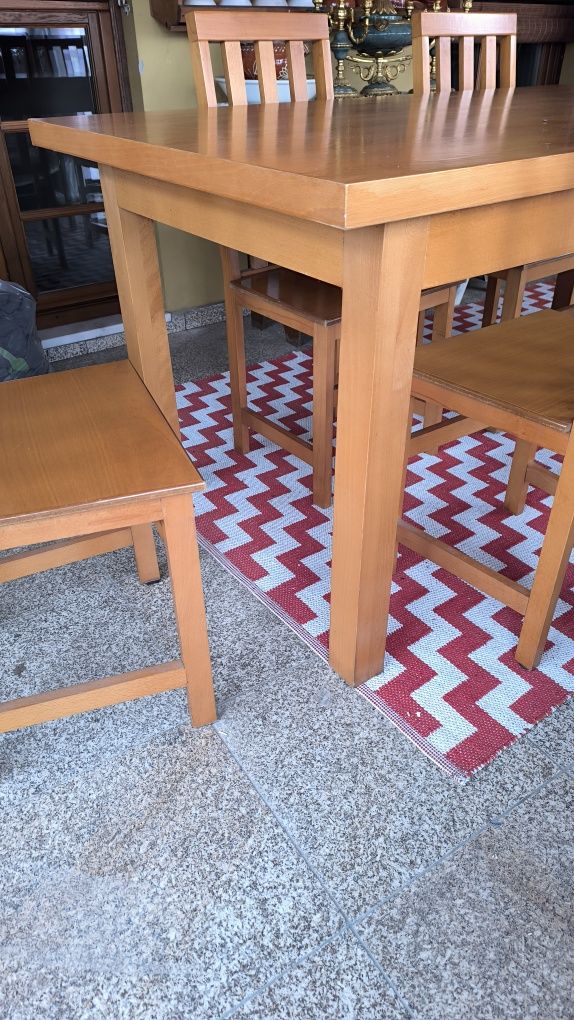 Mesa com 6 cadeiras em madeira