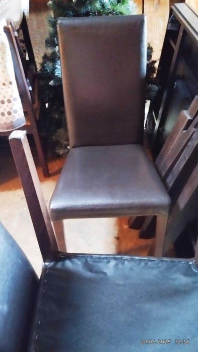 Sprzedam stół z litego drzewa   ciemny brąz z 4 krzesłami  140x84 w zł