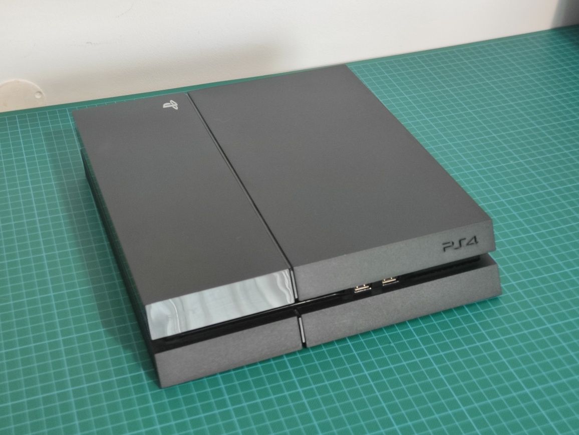 PlayStation 4 + 2 comandos