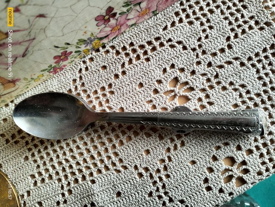 Nowy zestaw sześciu małych łyżeczek