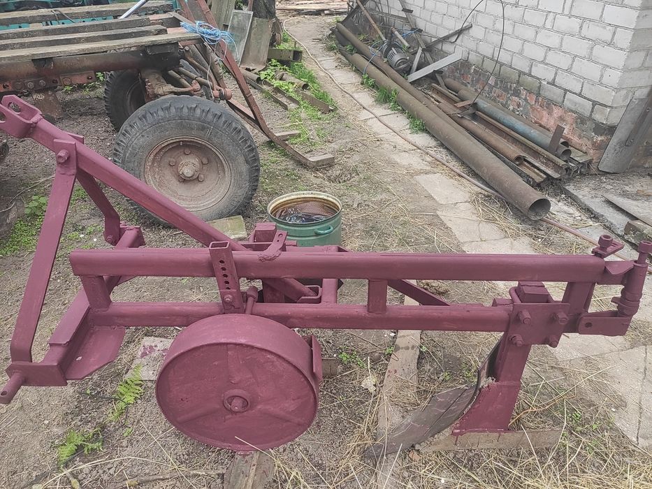 Плуг двохкорпусний