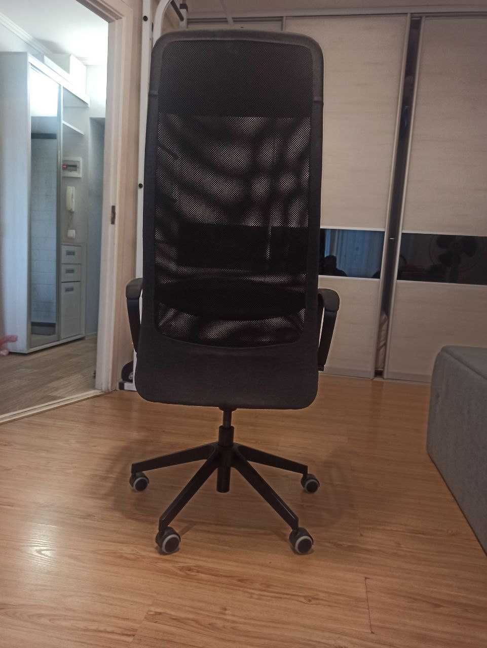 Компьютерное кресло IKEA MARKUS (702.611.50) стул офисный стілець