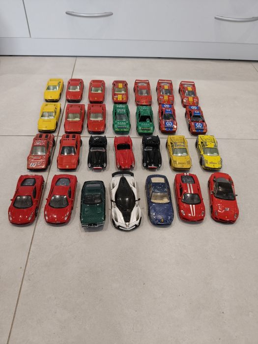 28 starych vintagevmodeli ferrari od Bburago 1:43