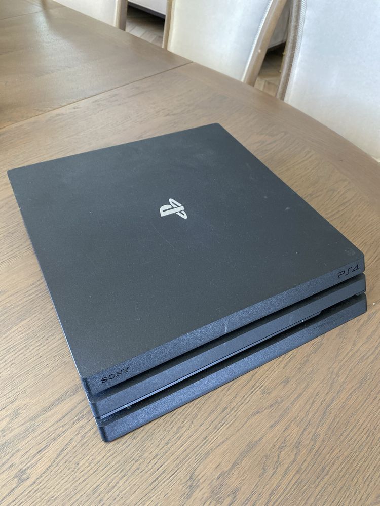 PS4 Pro 1TB + 3 kontrolery + ładowarka do kontrolerów