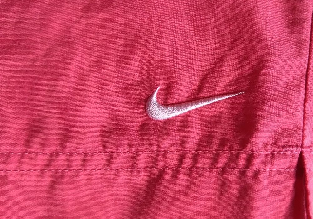 Nike, czerwone spodenki r. 140-152