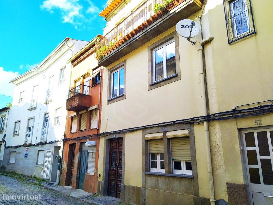 Prédio, com três apartamentos, no centro do Fundão, Castelo Branco