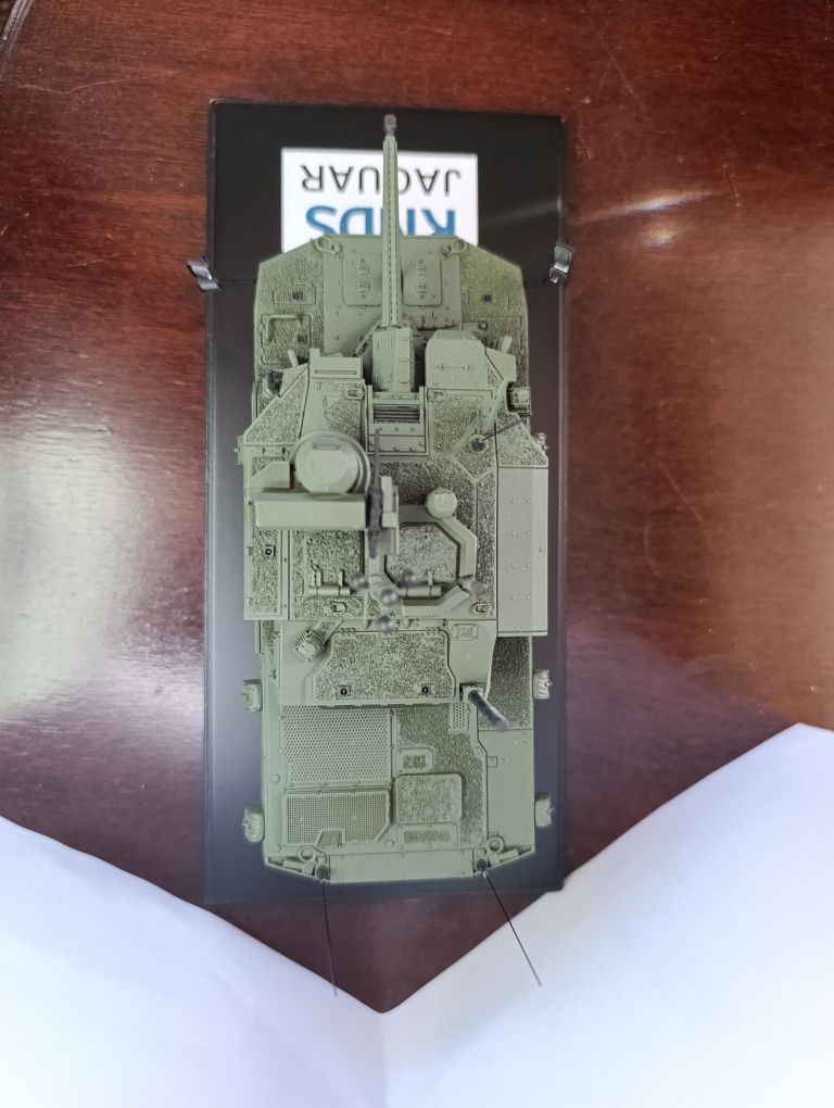 Carro de combate Jaguar em miniatura à escala de 1:24