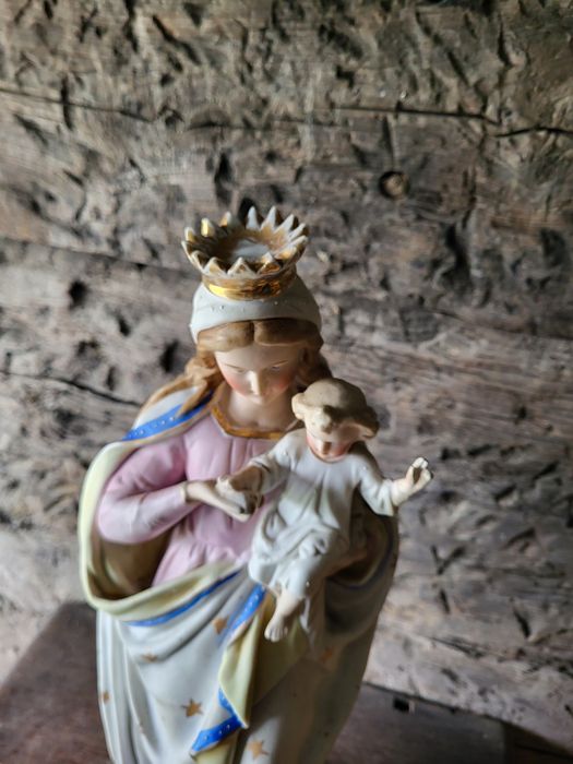 Porcelanowa Maryja Królowa Matka Boża biskwit
