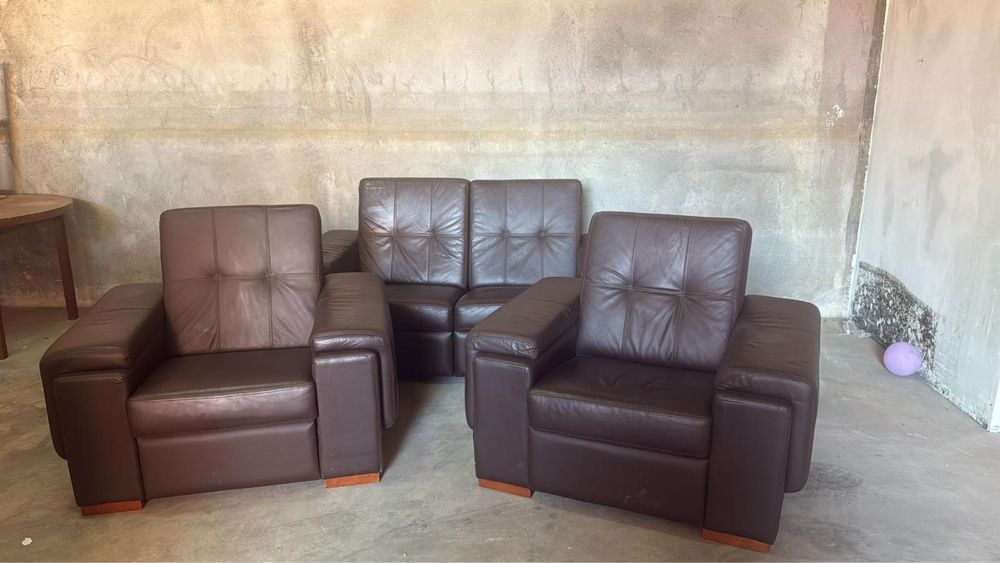 Conjunto de sofas em pele