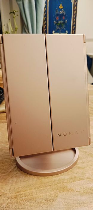 Lustro marki Monat z oświetleniem ledowym.