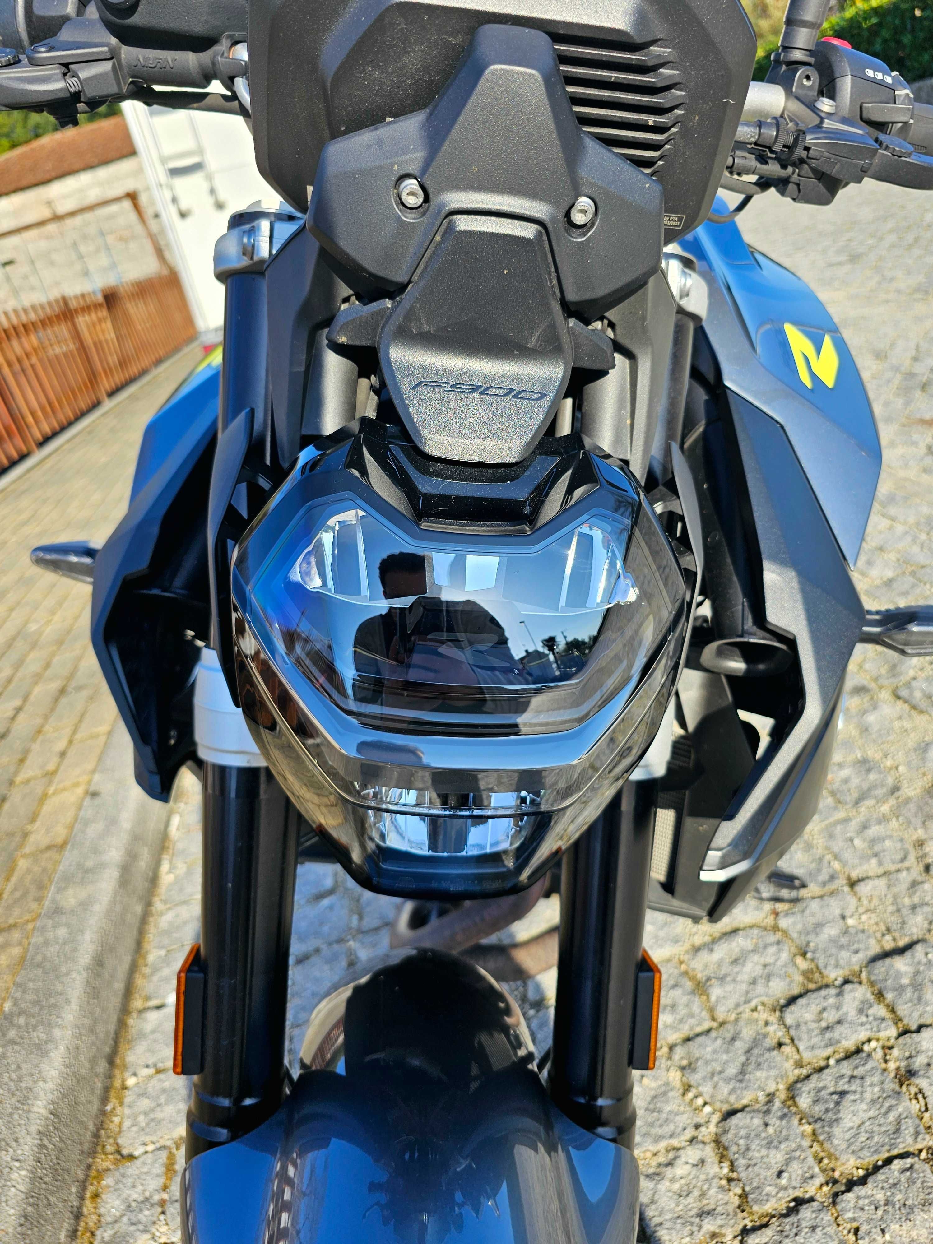 BMW F900R 2023 ABS com apenas 7.500km, extras e em condição excelente!