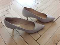 Eleganckie buty na obcasie ecru r. 39,5, czółenka