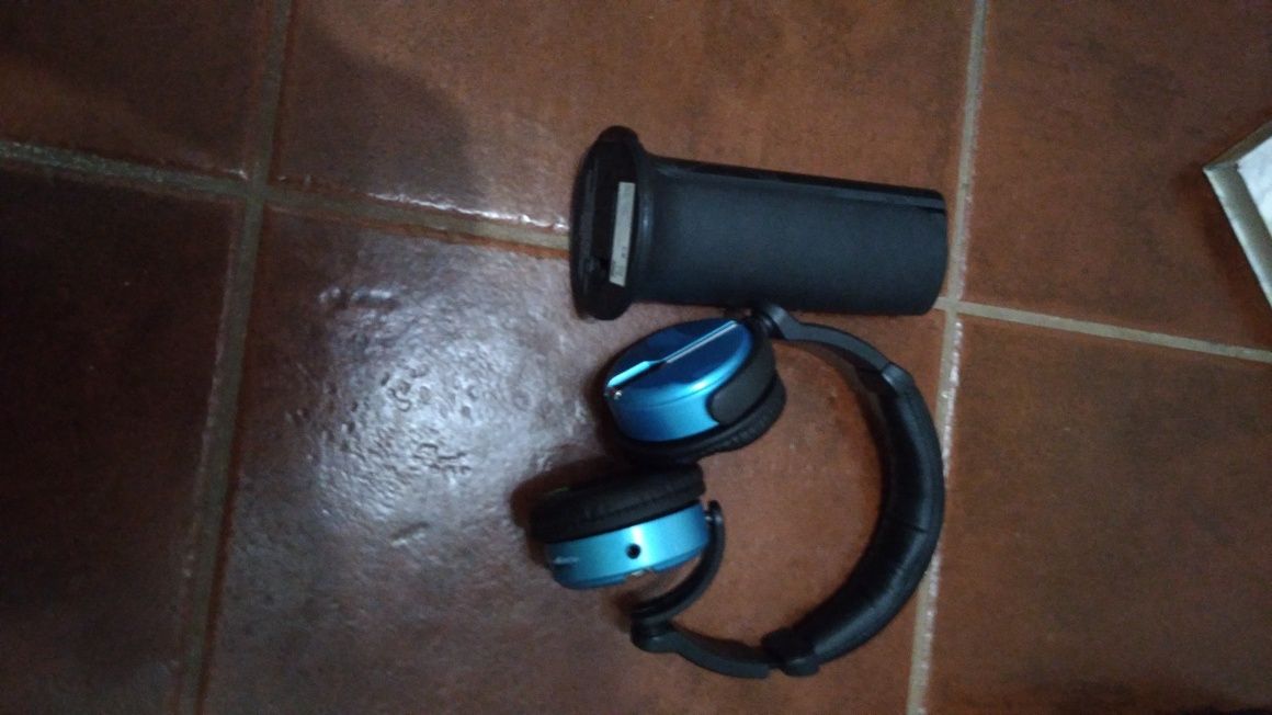 Conjunto Auriculares sem fio e transmissores