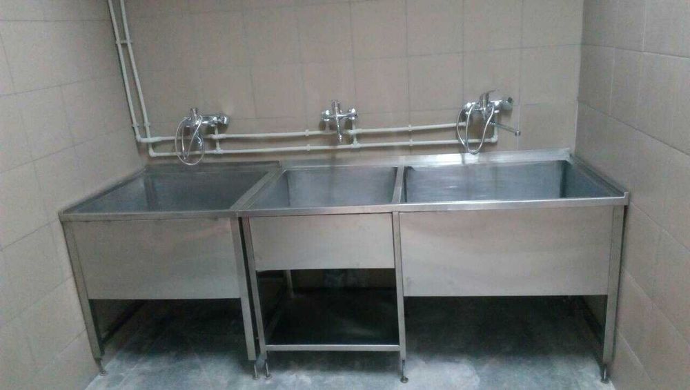 Стіл з нержавійки. Мийка з нержавійки, Стеллаж нерж. Зонт витяжний.