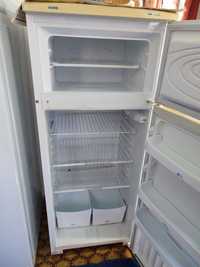 Бытовой холодильник с морозильной камерой.
