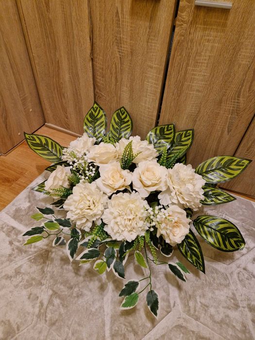 Stroik, białe kwiaty na cmentarz