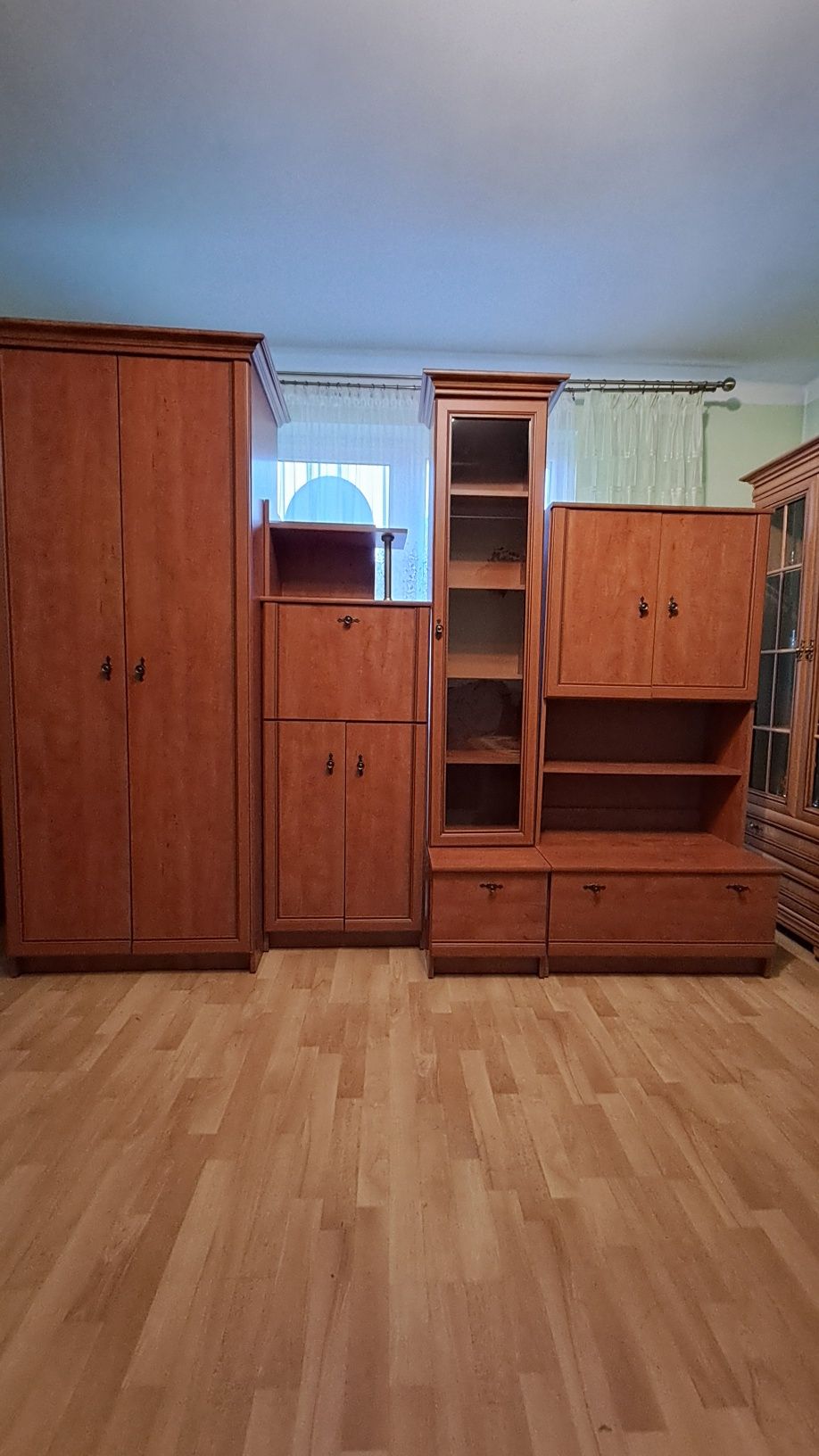 Meble pokojowe kolor calvados.