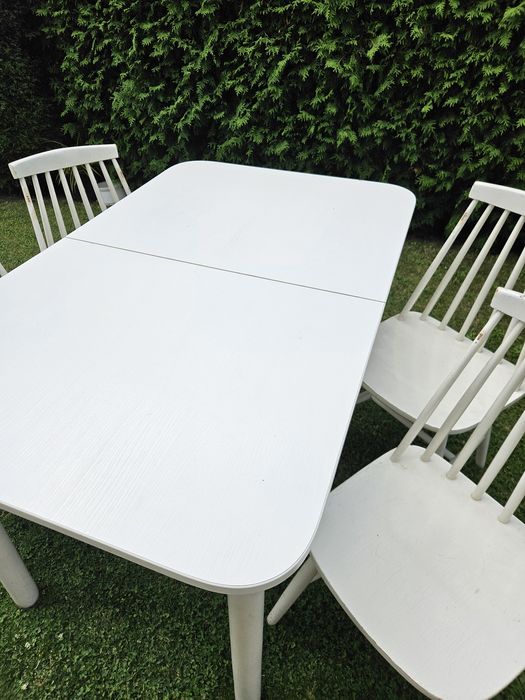 Stół rozkładany z krzesłami drewniany