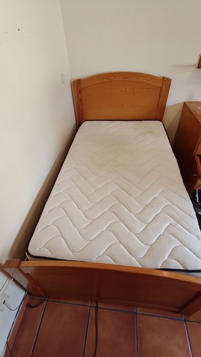 Cama solteiro de madeira
