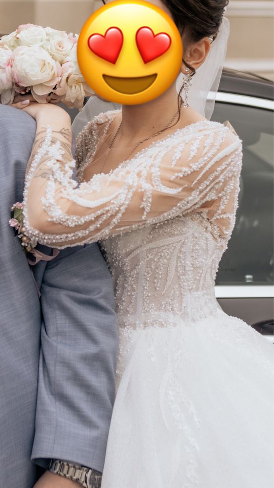Пышное свадебное платье со шлейфом и шубка