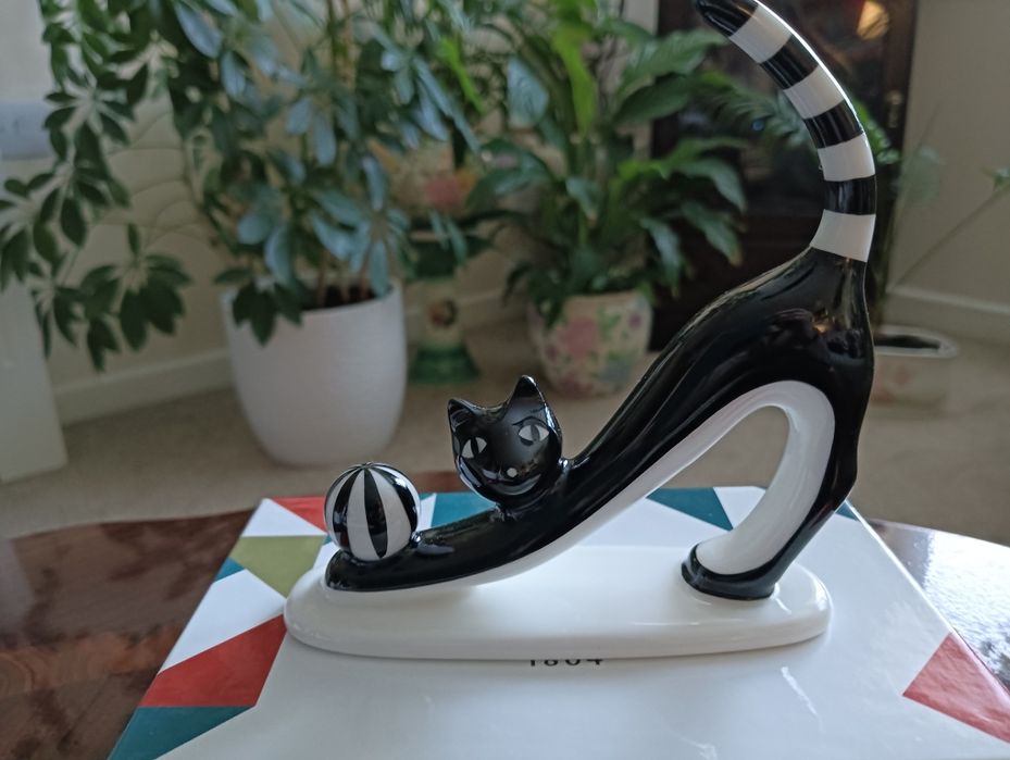 Kotek z piłką figurka porcelanowa AS Ćmielów