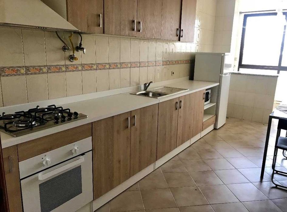 Arrendo quarto individual com casa de banho privativa.