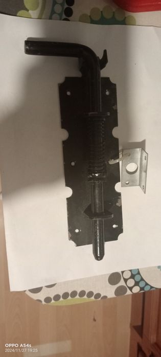 Czarna zasuwa do drzwi